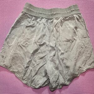 Lululemon Feeling Femme Short 5.5" Green Sage size 9 on the go neutral classic
